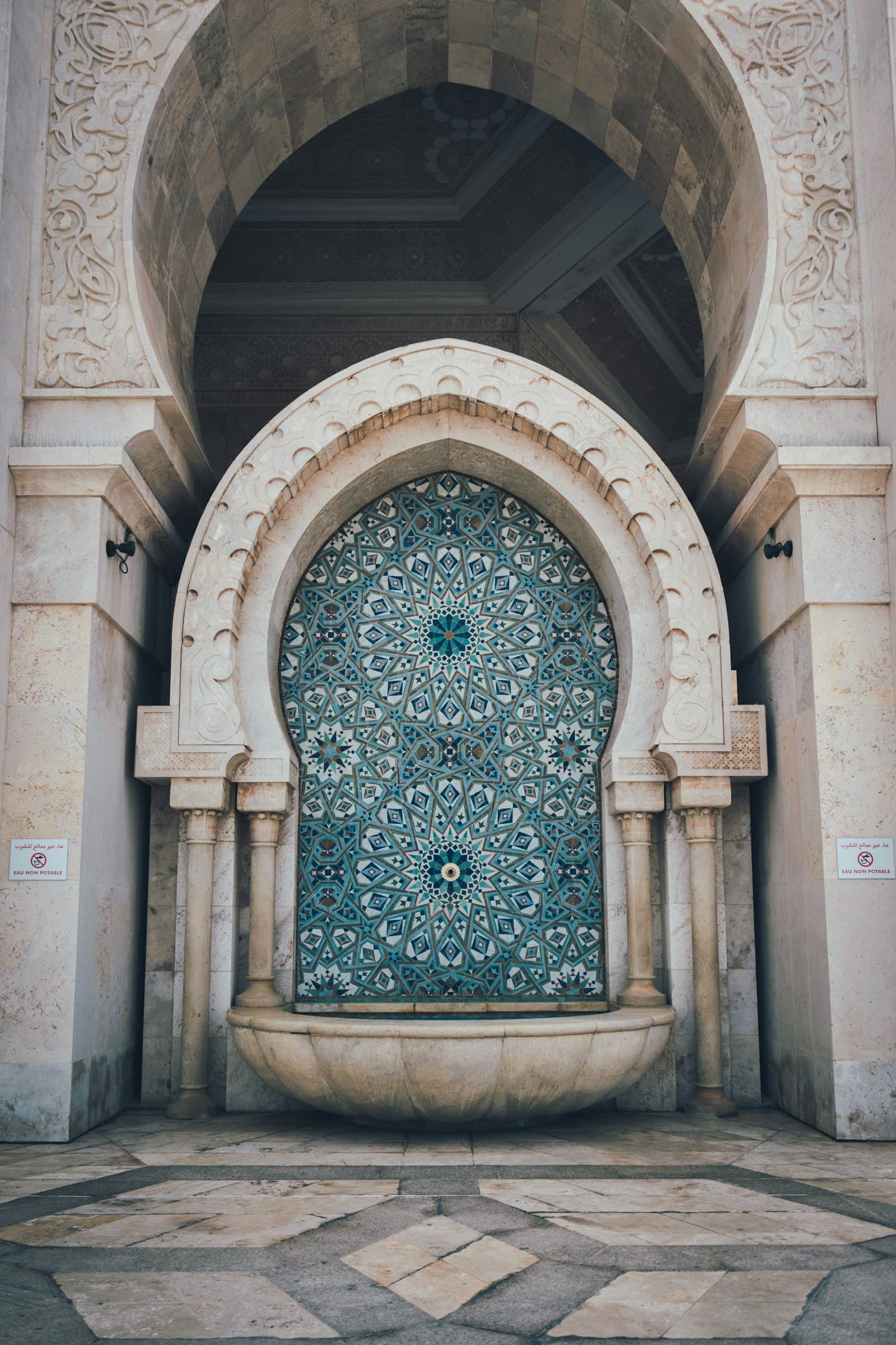 Porte encadrée de stuc sculpté et de zellige