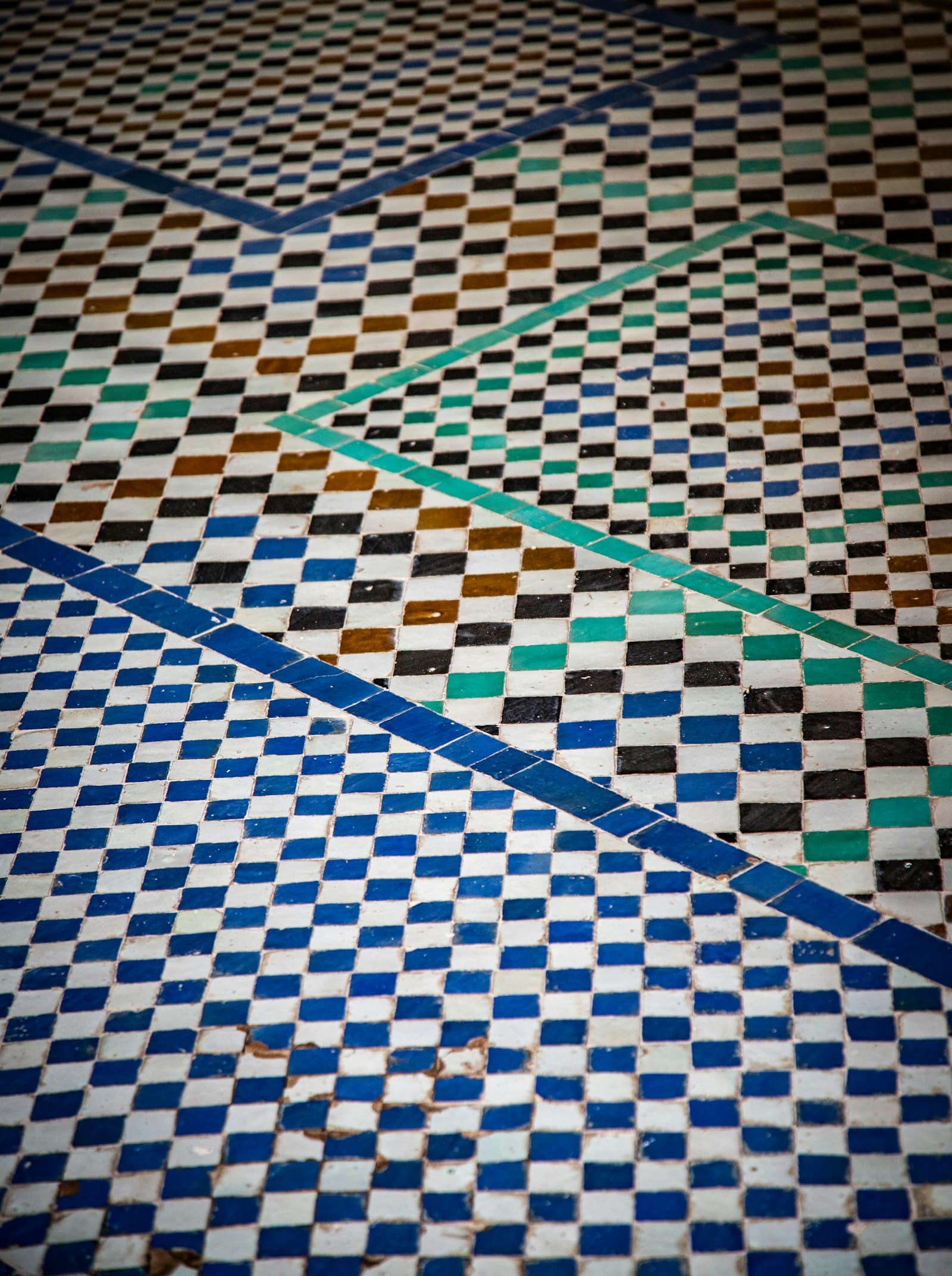 Motif géométrique de zellige bleu, blanc et vert