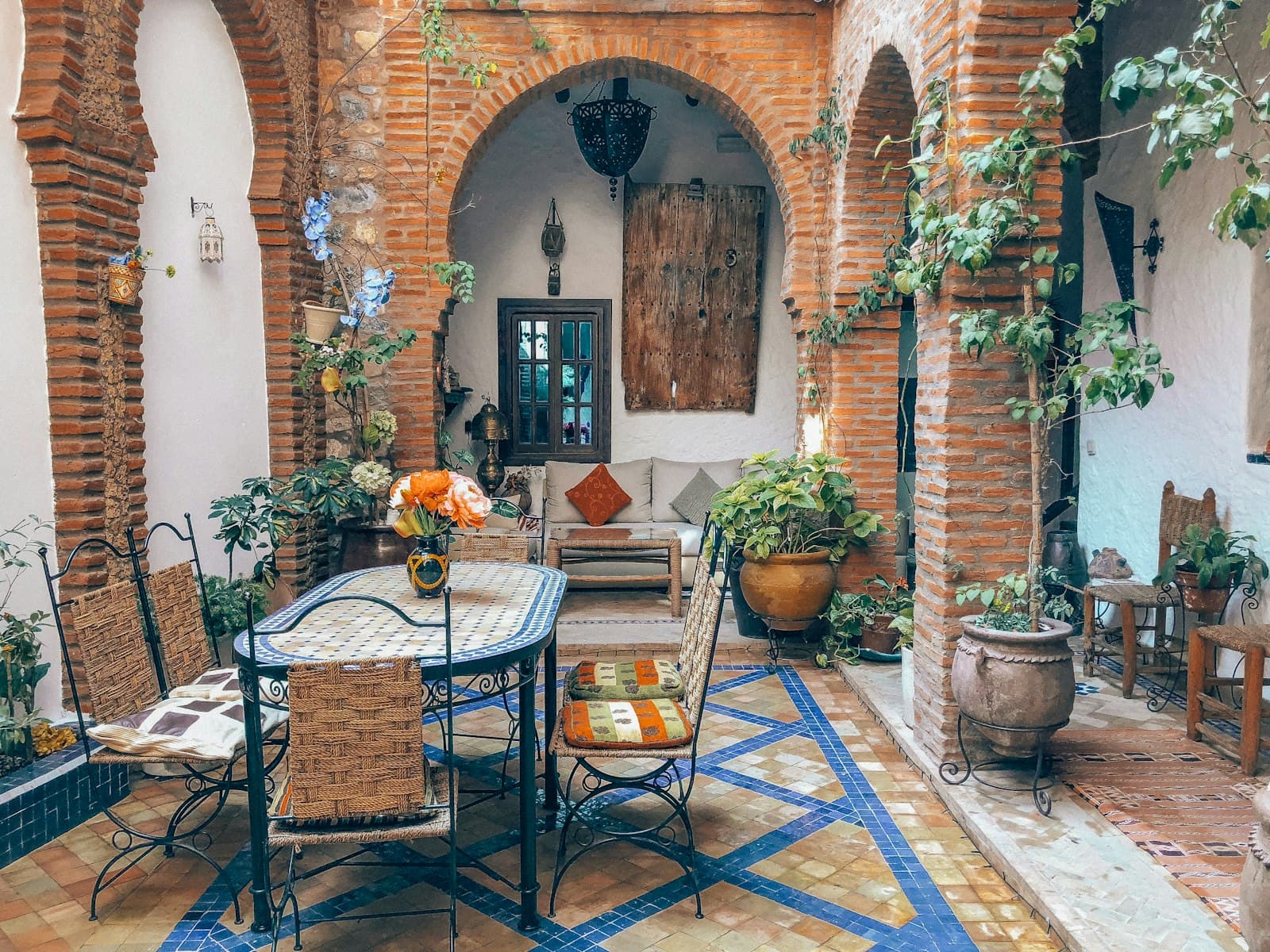 Table dressée pour le petit-déjeuner dans le patio en zellige