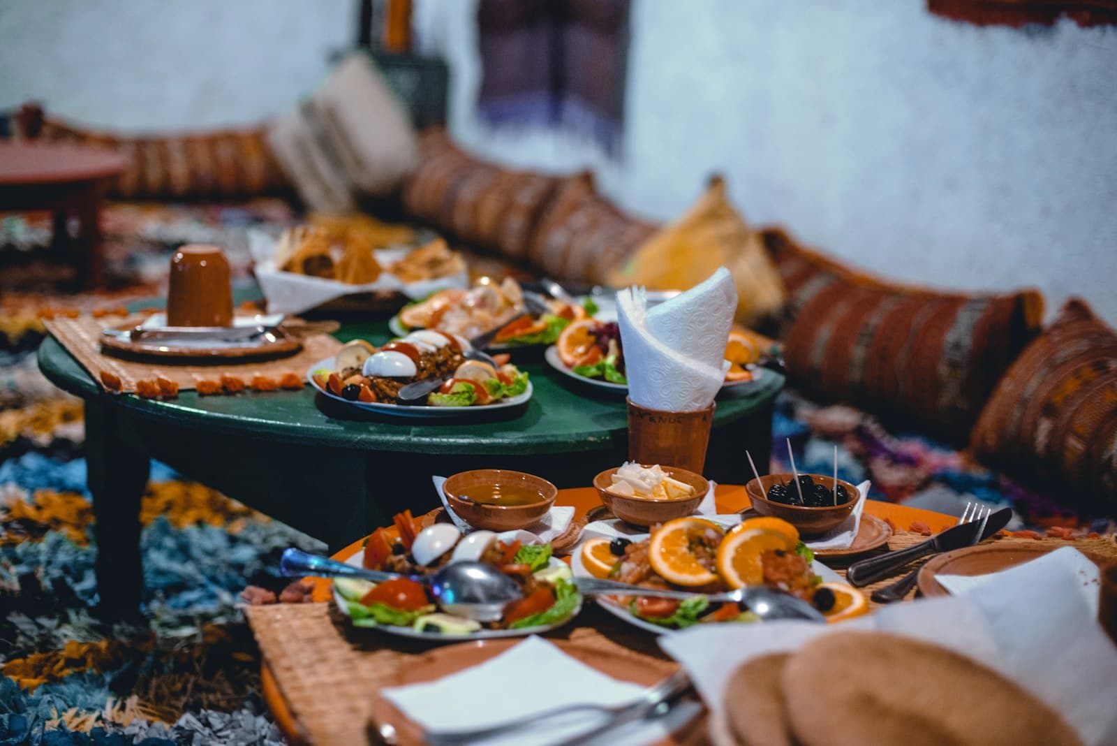 Petit-déjeuner marocain servi sur une table basse