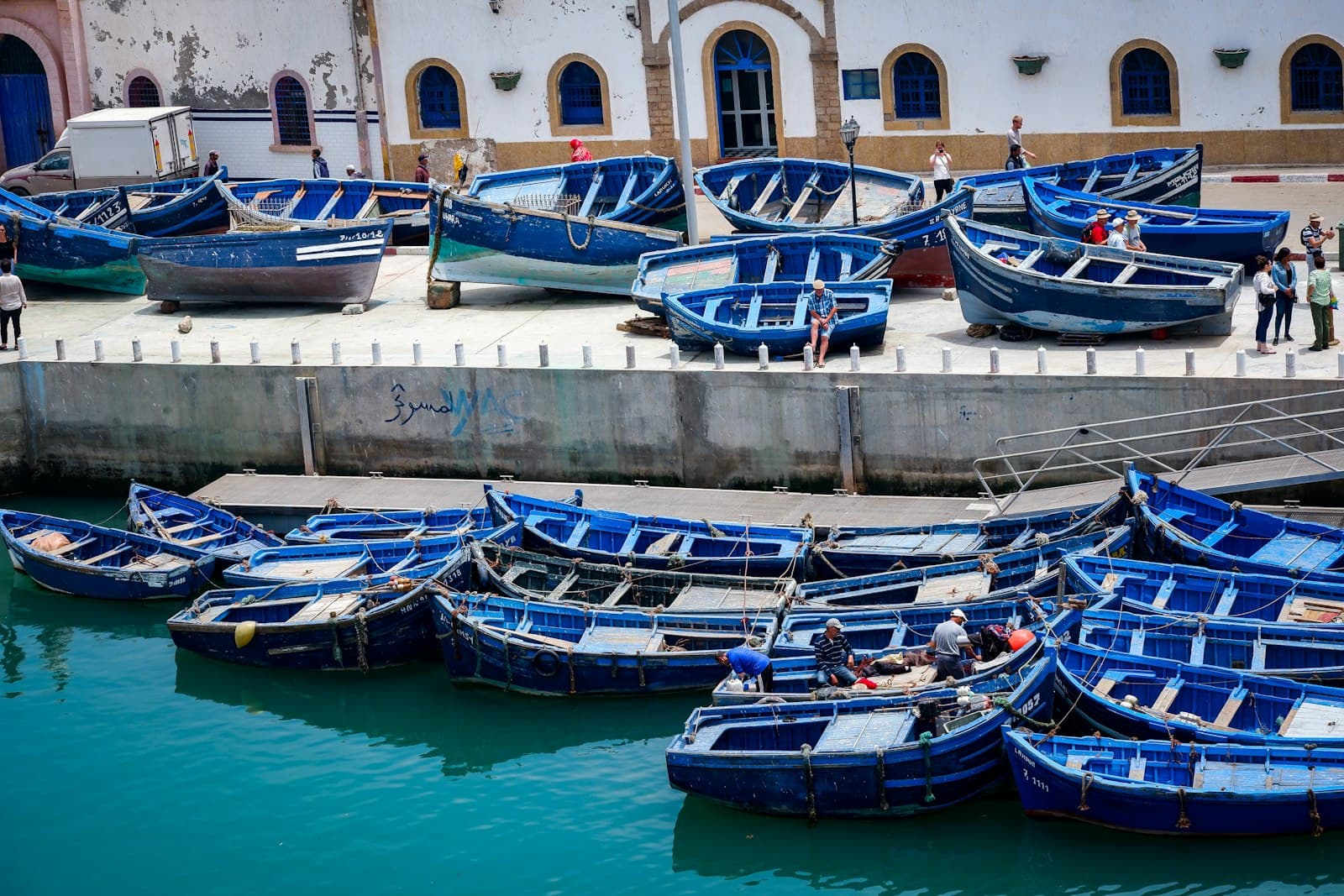 Barques bleues amarrées dans le port