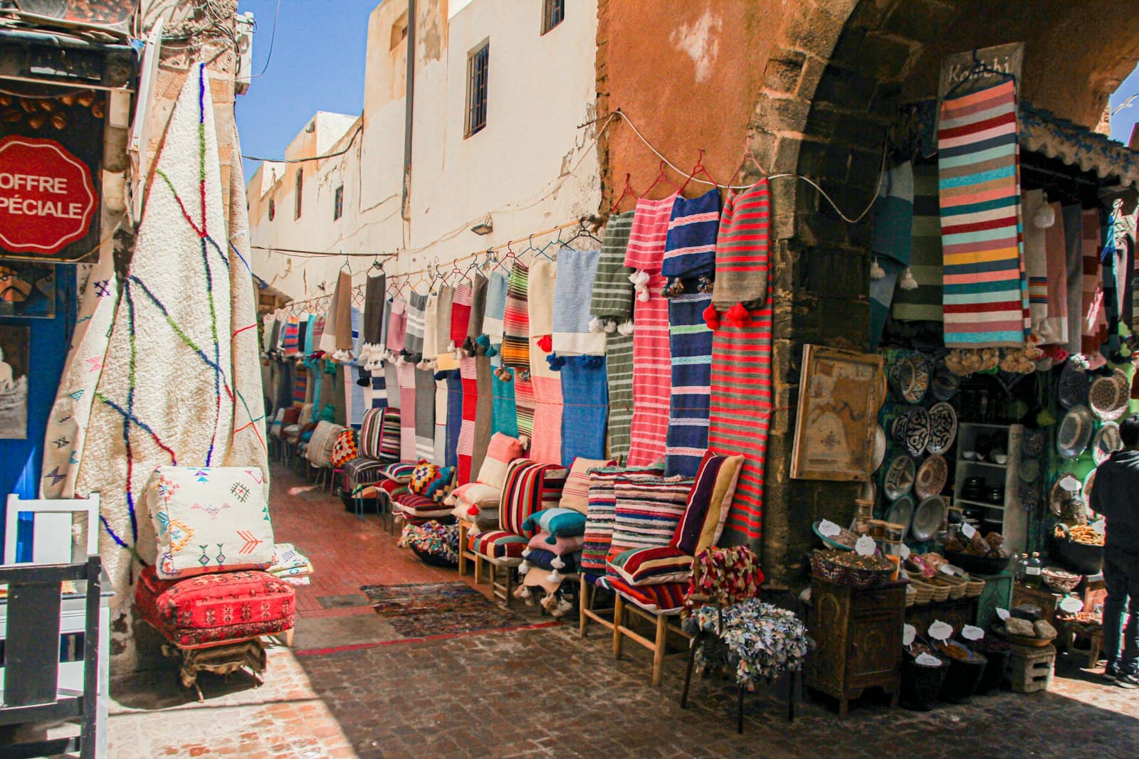 Tapis suspendus dans une ruelle de la médina