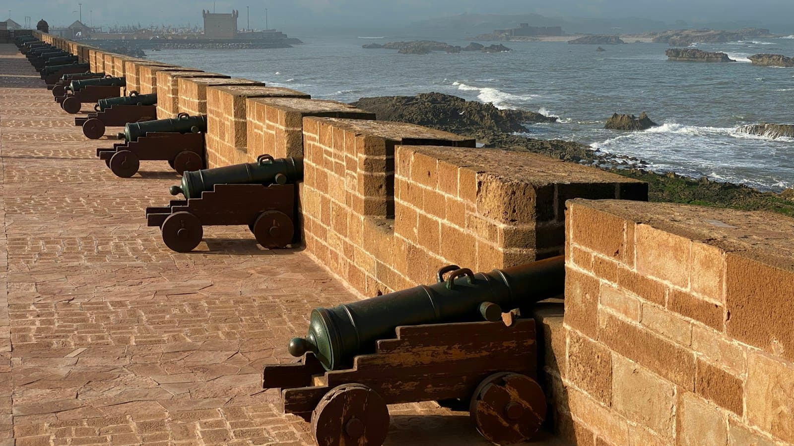 Canons alignés sur les remparts de la Skala