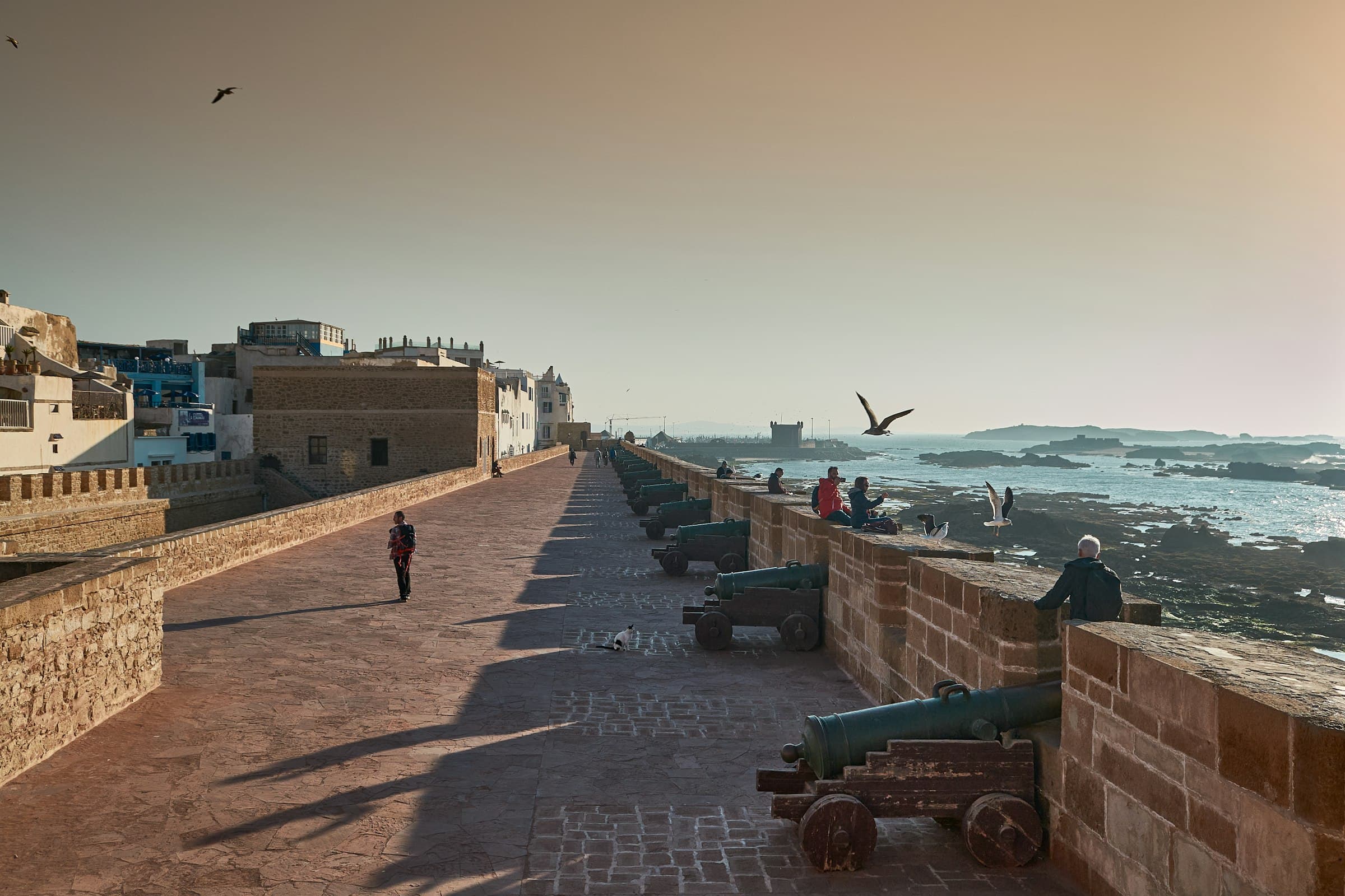 Les remparts d'Essaouira et l'océan au coucher du soleil