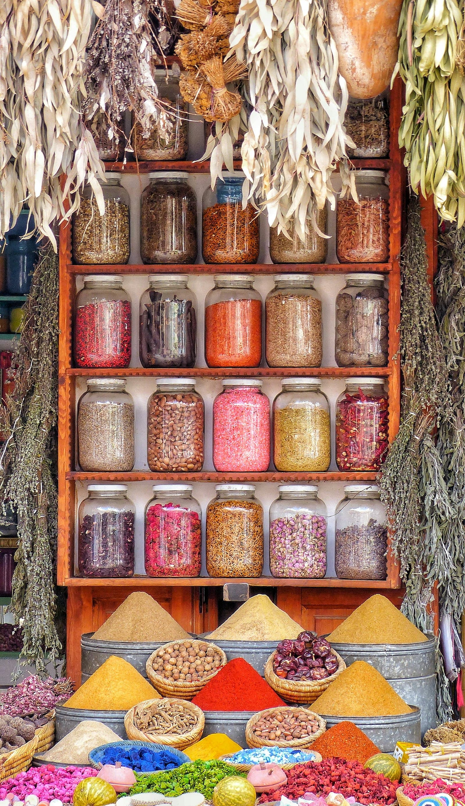 Épices en vrac sur un étal du souk