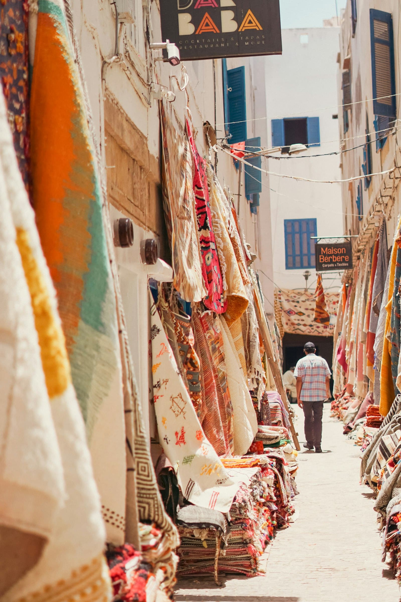 Ruelle de la médina bordée de tapis colorés
