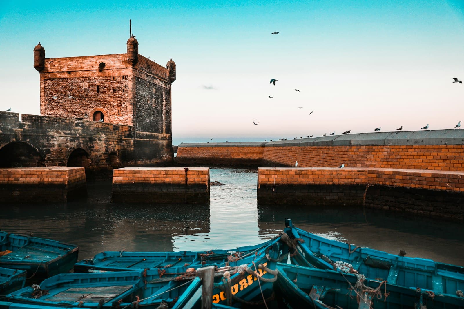 Barques bleues au pied de la Skala du port