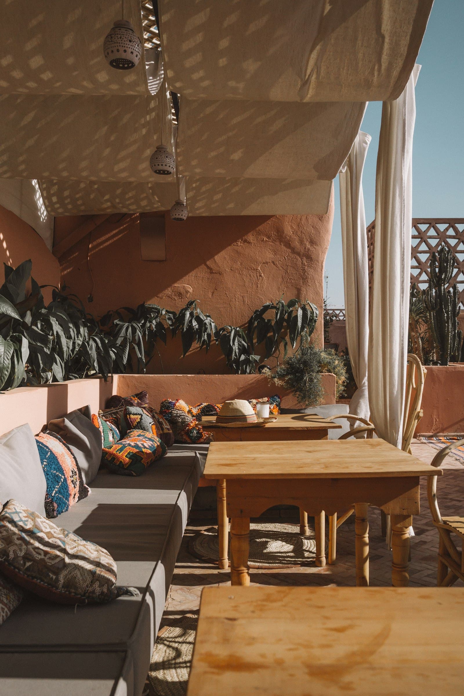 Salon marocain aux coussins colorés