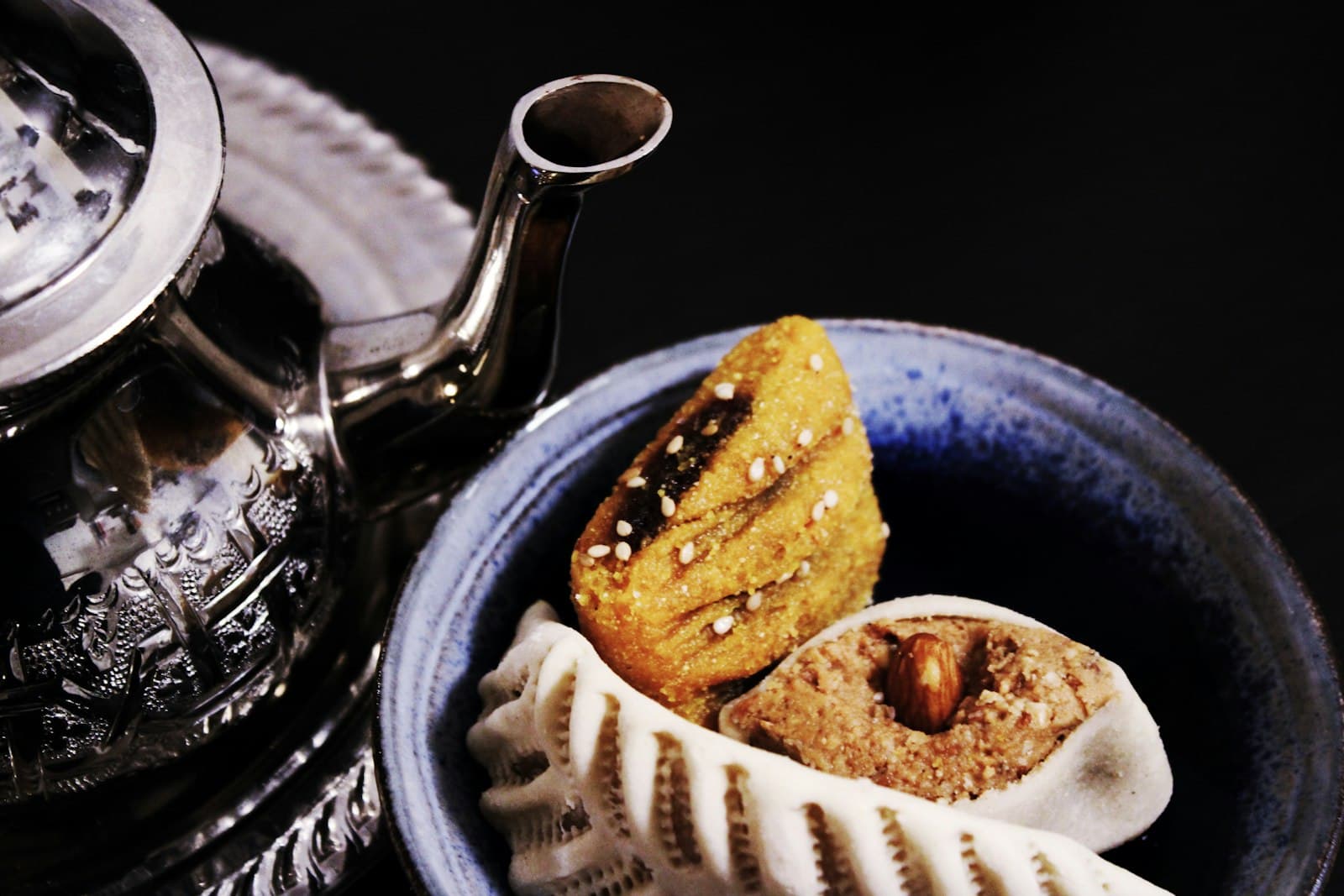 Pâtisseries marocaines près d'une théière en argent