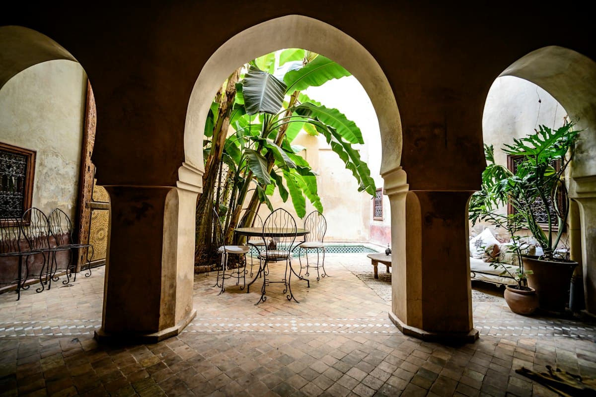 Arcades ouvrant sur le patio et ses plantes