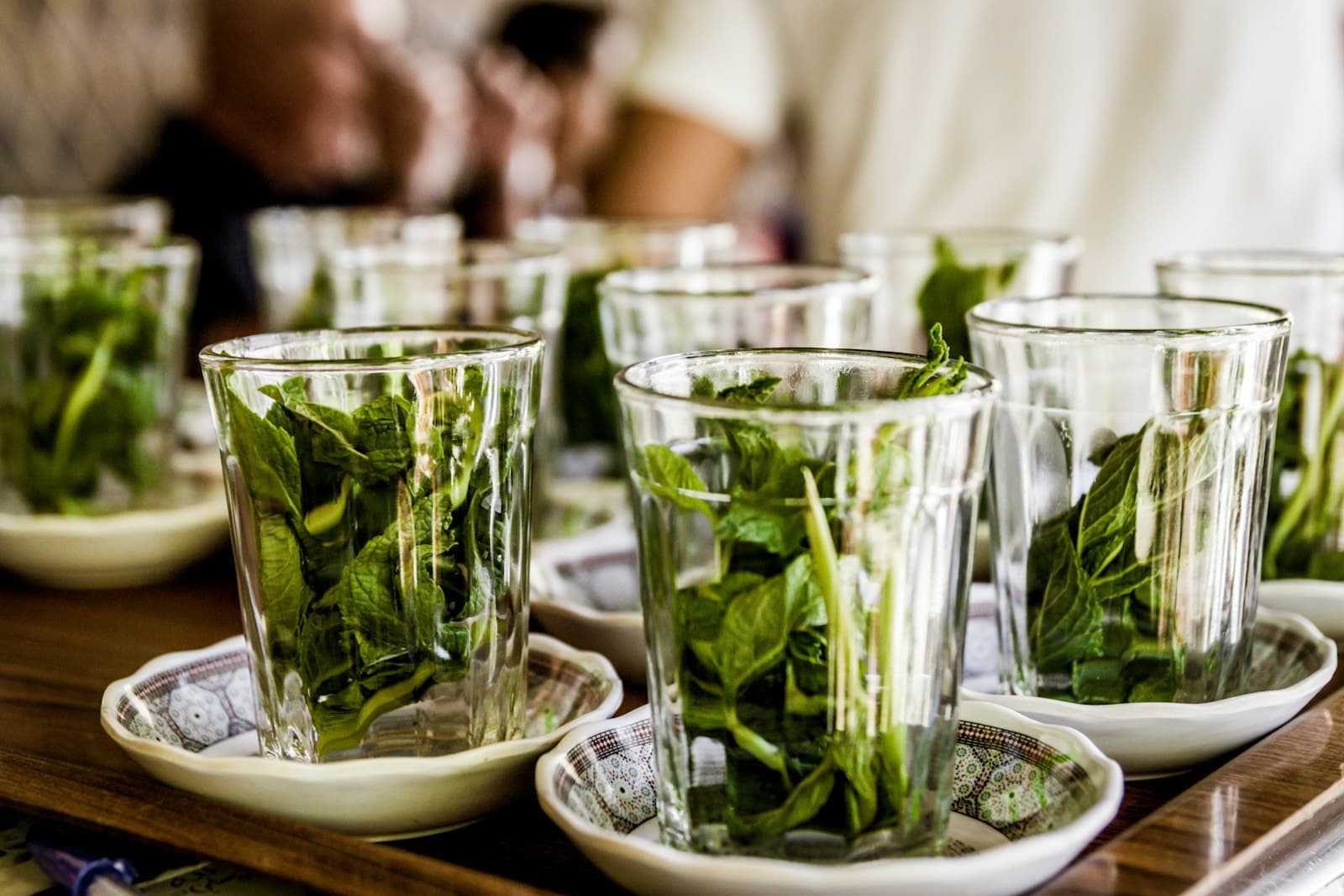 Verres de thé à la menthe fraîche