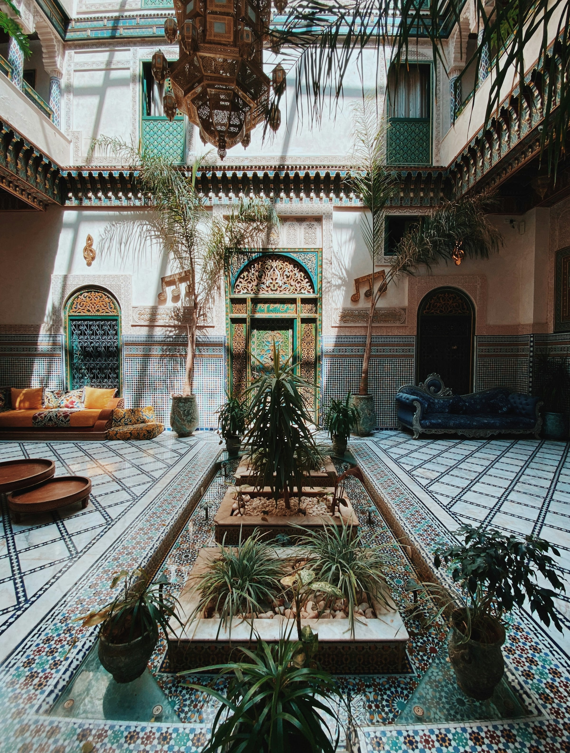 Le patio du riad, sa fontaine en zellige et ses plantes, baigné de lumière
