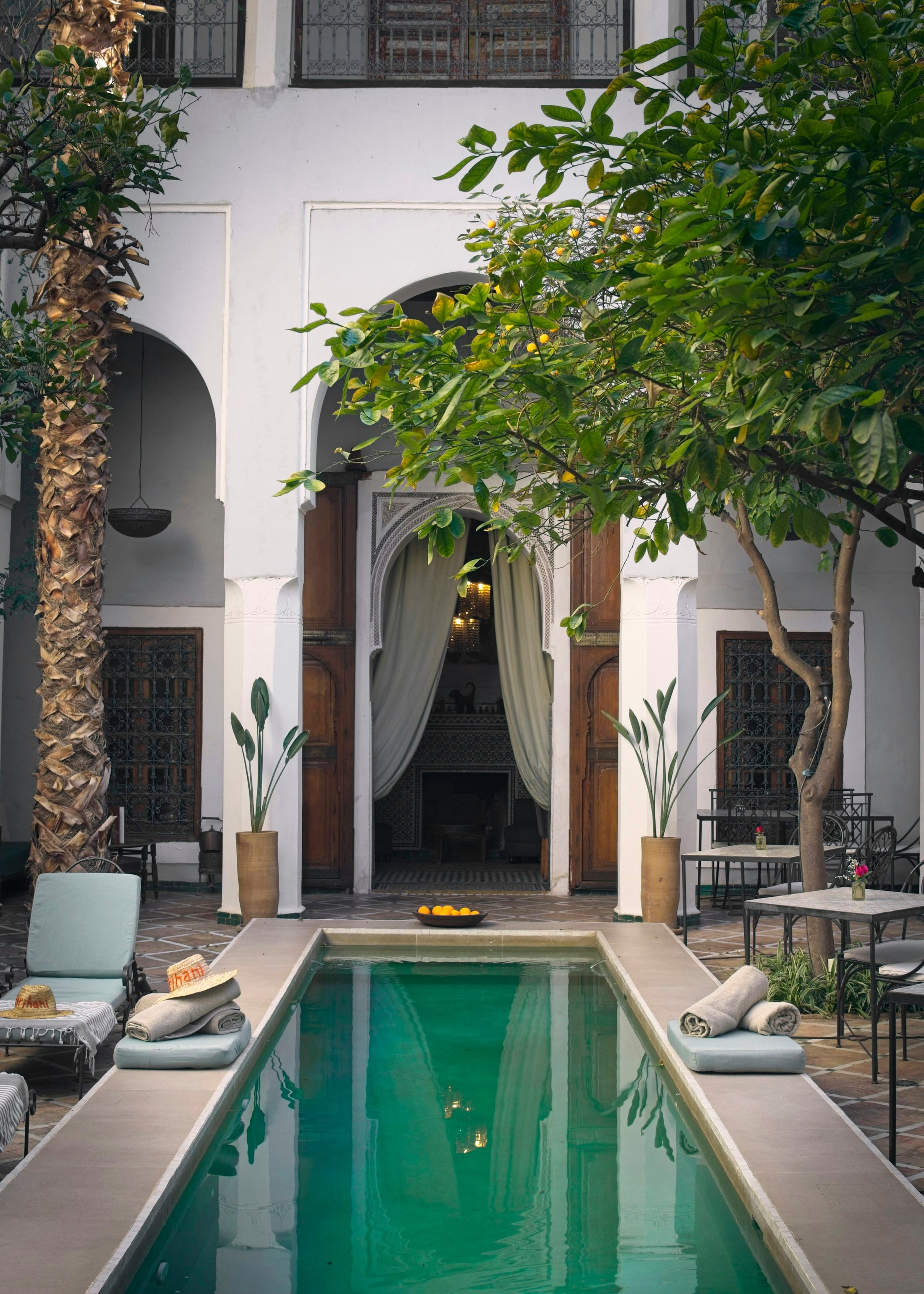 Le patio blanc, ses arcades sculptées et son arbre central