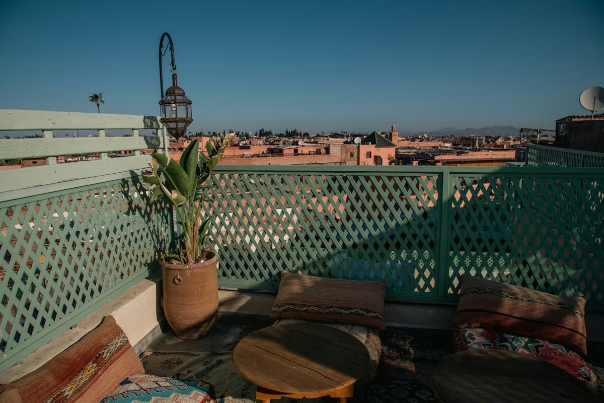 Terrasse privée et lanterne face aux toits de la ville