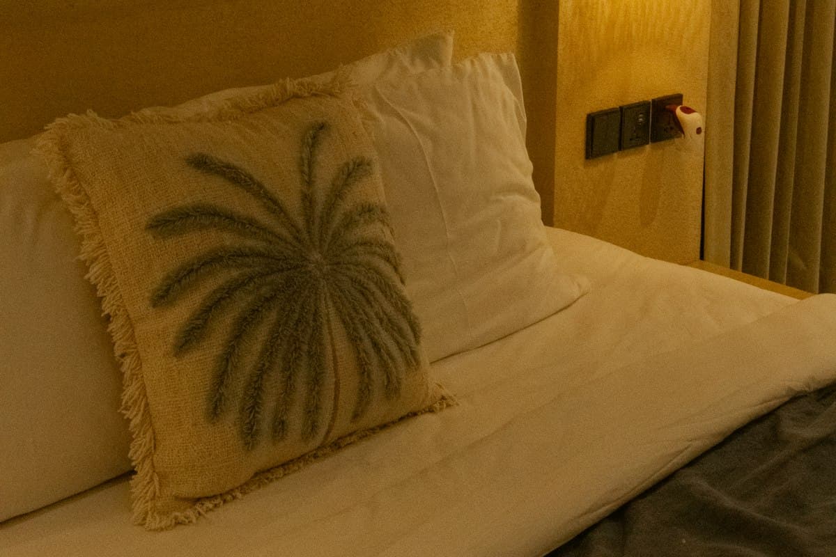Coussin brodé d'un palmier