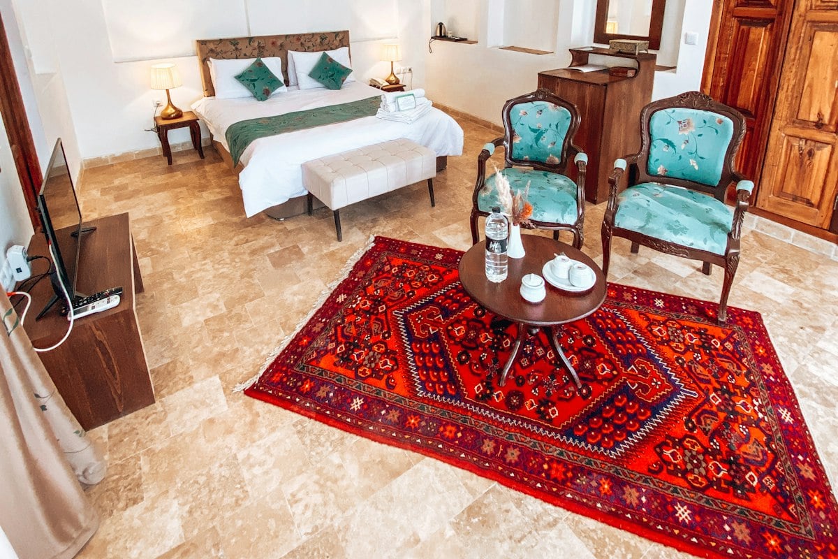 Chambre du Patio avec son tapis rouge et ses fauteuils