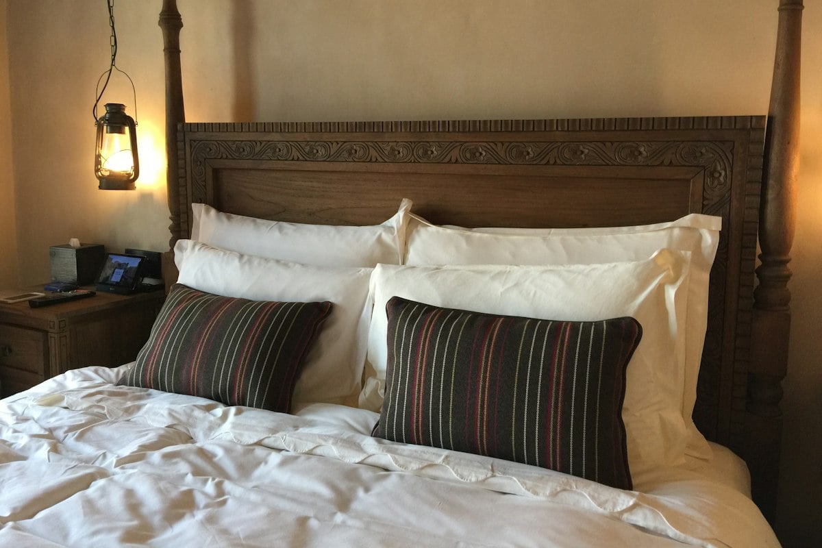 Lit double et lanternes en cuivre de la chambre Thuya